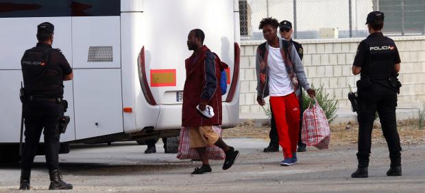 Llegada a Cádiz de los 15 migrantes que llegaron a bordo del buque Audaz.