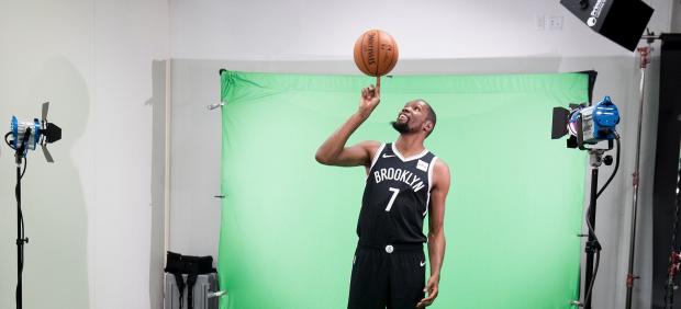 Kevin Durant posa con la camiseta de los Brooklyn Nets