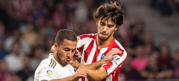 Hazard y Joao Félix, durante el derbi entre Atlético y Real Madrid