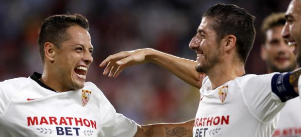 Los jugadores del Sevilla celebran el gol de Chicharito al APOEL