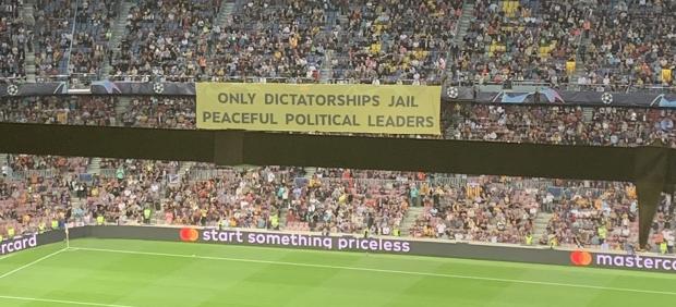 Pancarta en el Camp Nou