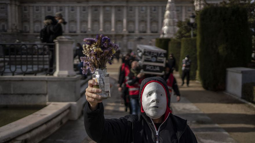 El sector de la cultura se viste de luto en 17 ciudades de España para denunciar el abandono de las administraciones