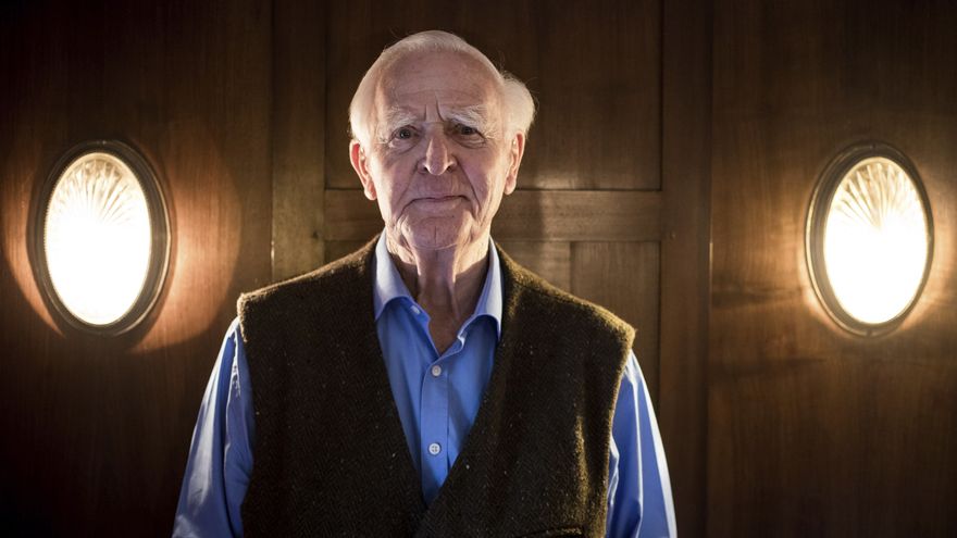 Adiós a John Le Carré, el maestro de las novelas de espías ambientadas en la Guerra Fría