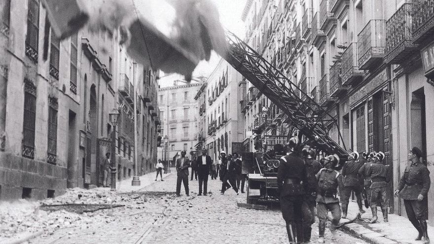 El libro que rescata la historia de los bomberos de Madrid en la Guerra Civil: de apagar fuegos de hollín a los estragos de los obuses y desenterrar cadáveres