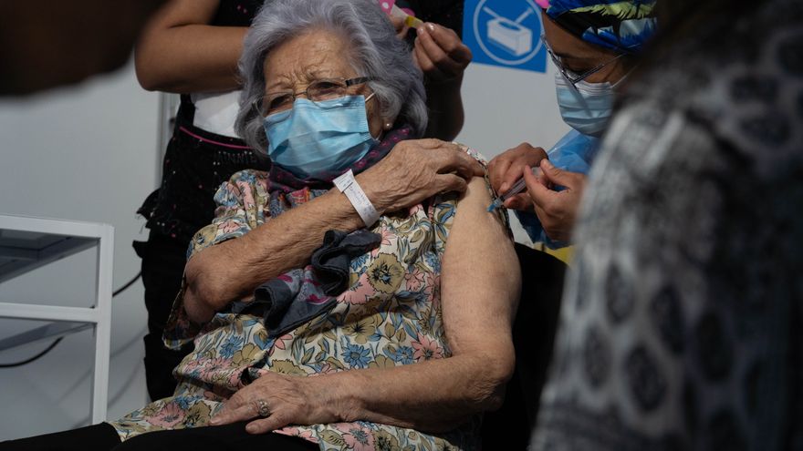 La fórmula de Chile para convertirse en el líder de la vacunación en América Latina