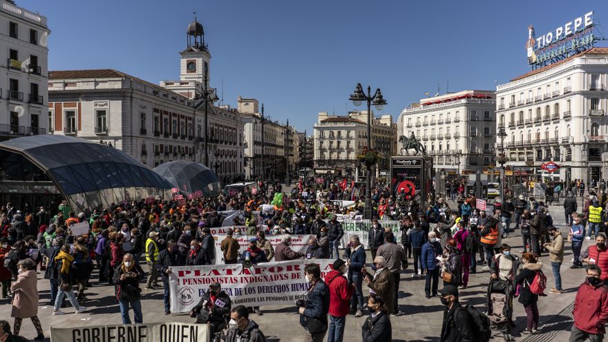 Manifestantes por el derecho a la vivienda y por unas pensiones dignas se unen frente al Congreso de los Diputados.