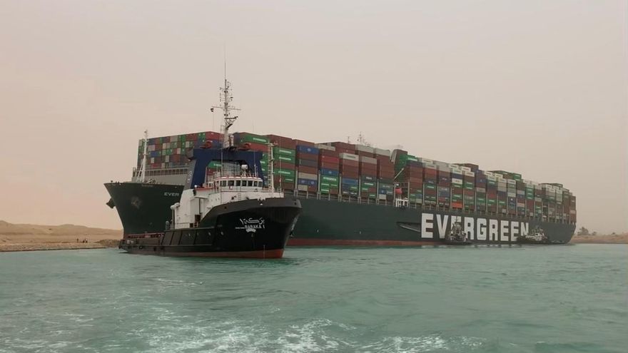 Continúan los trabajos para desencallar al buque Ever Given en el canal de Suez