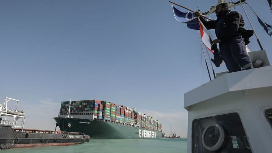 El Ever Given se mueve, pero el atasco comercial del canal de Suez continúa