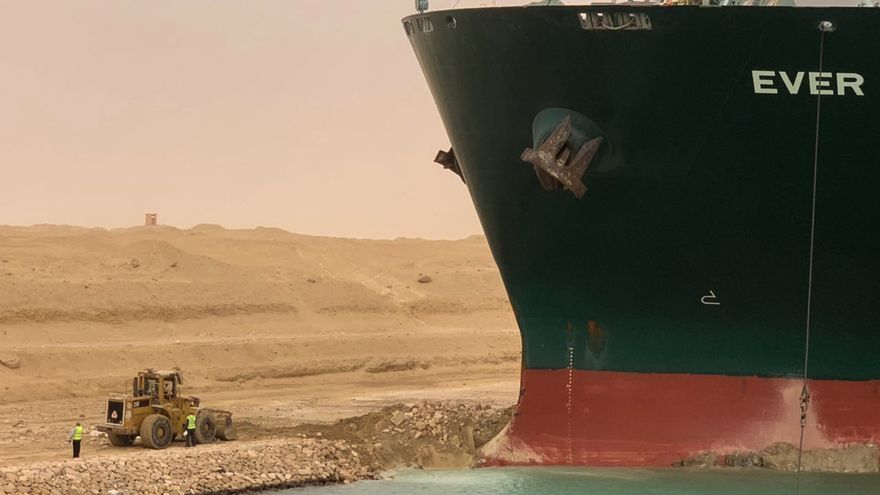 Un buque gigante de carga bloquea el Canal de Suez y amenaza con causar el caos del tráfico comercial