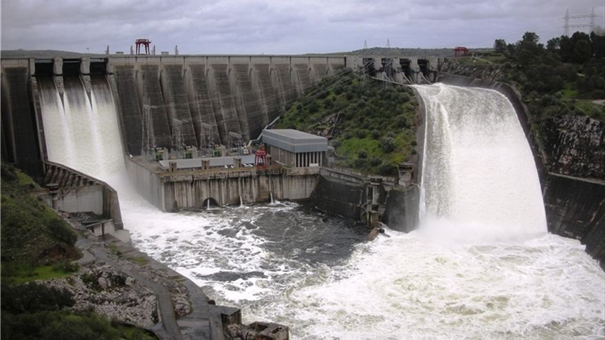 El Gobierno intenta frenar la escalada de la luz con un recorte de los 