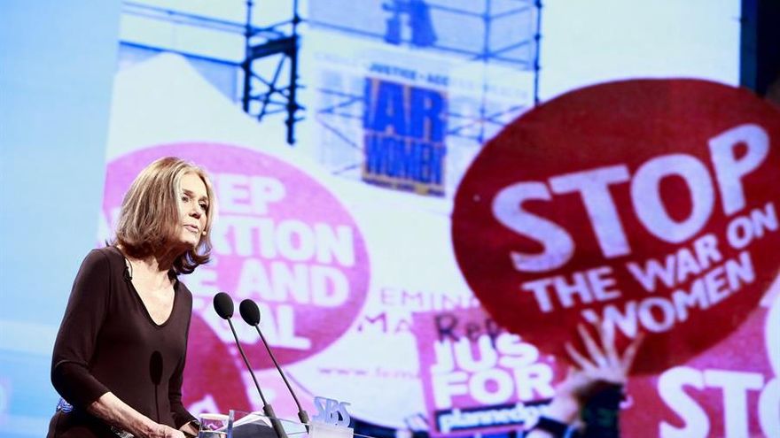 Gloria Steinem, la periodista feminista que convirtió su aborto en un artículo y que hizo del movimiento un fenómeno popular