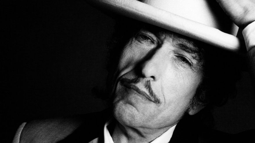 Bob Dylan no existe pero contiene multitudes