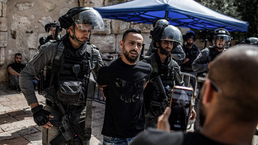 La policía israelí interviene en los alrededores de la mezquita de Al Aqsa en Jerusalén horas después de la tregua en Gaza