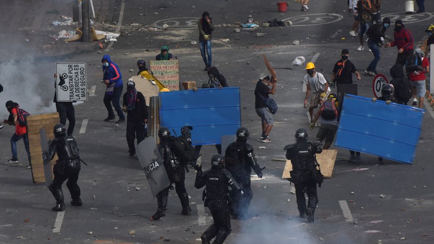 Qué hay detrás de la brutalidad de la policía colombiana: un cuerpo civil encorsetado en hábitos militares