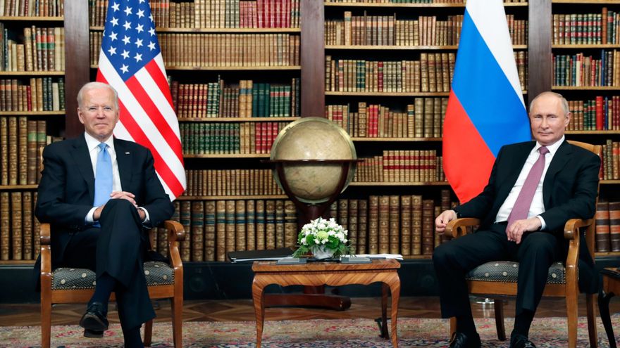 Biden y Putin se emplazan a mejorar las relaciones sin esconder las tensiones