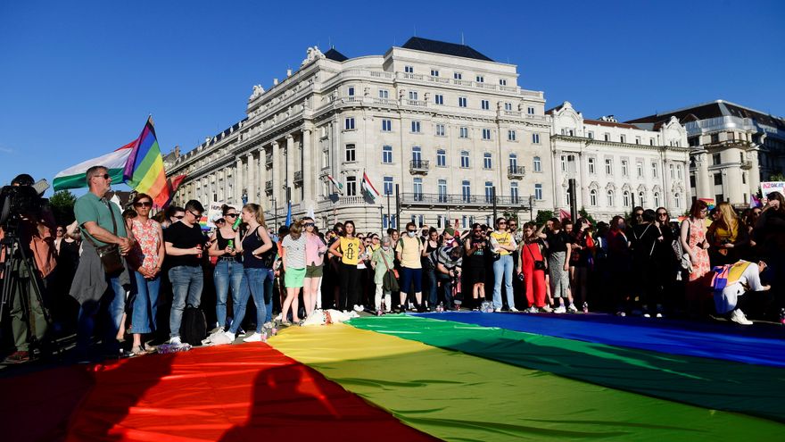 Lluvia de críticas a la ley que prohíbe hablar de homosexualidad en colegios en Hungría: 