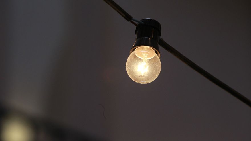 El Gobierno aprobará este jueves la bajada del IVA de la luz al 10%