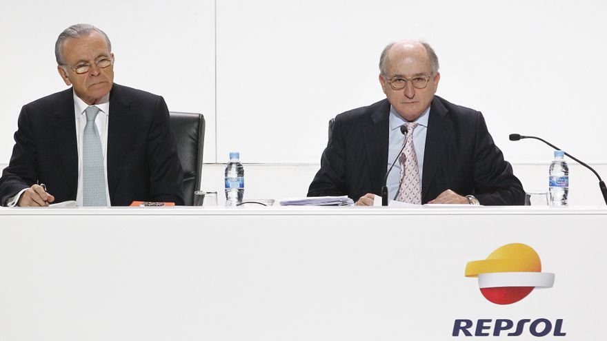 El juez imputa a Repsol y Caixabank por contratar a Villarejo para espiar al presidente de Sacyr