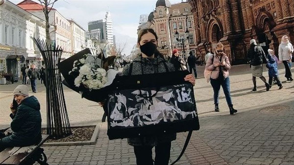 Una joven protesta con una reproducción del Guernica de Picasso en la ciudad rusa de Kazán