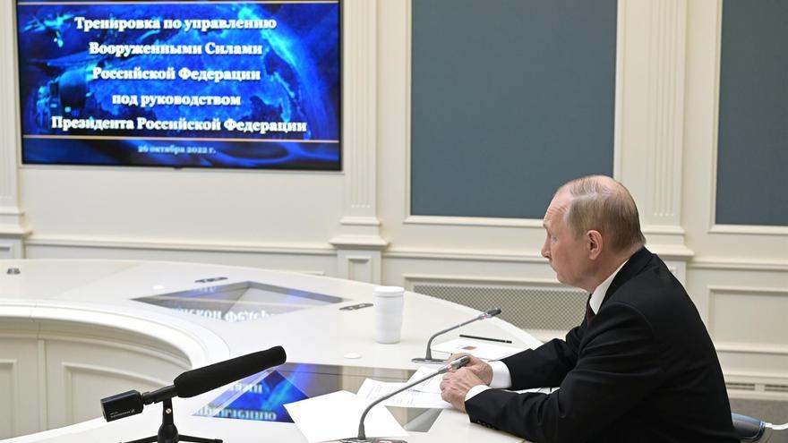 Putin supervisa un ensayo militar que simula un 