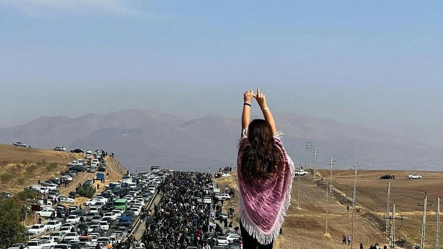 La policía iraní carga contra la concentración en el homenaje de miles de personas a Mahsa Amini