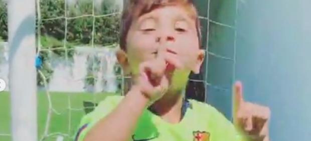 Mateo Messi imita a su padre