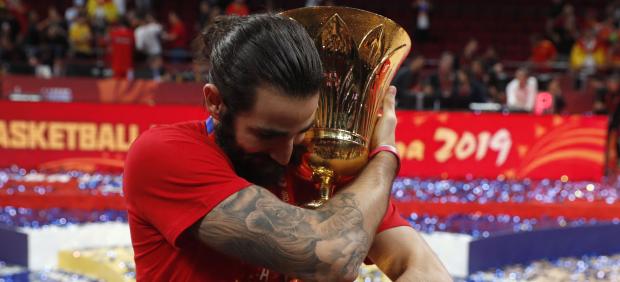 Ricky Rubio abraza la Copa del Mundo de baloncesto