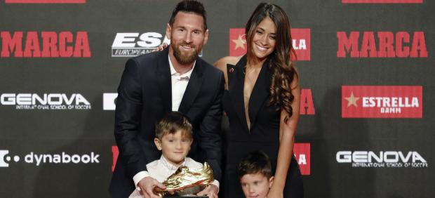 Leo Messi, con su familia tras recibir la Bota de Oro