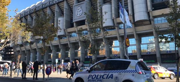Estadio Santiago Bernabeu con Policía