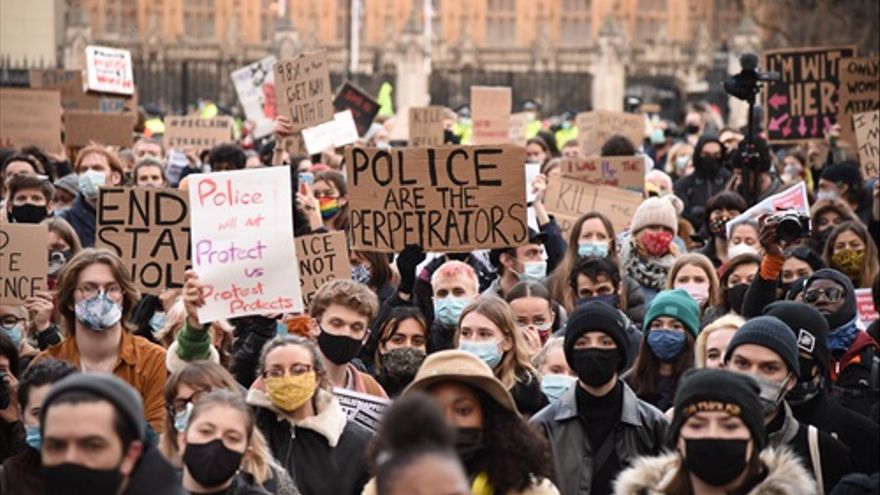 El machismo institucional debilita la confianza de las mujeres en la policía de Reino Unido