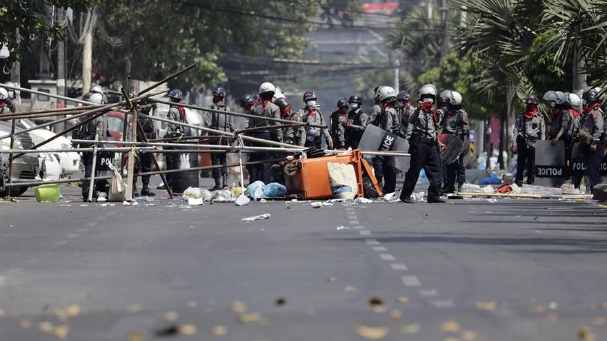 Al menos 18 muertos durante la represión del Ejército a las protestas en Myanmar este domingo