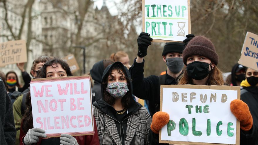 La indignación y la rabia inundan las calles de Londres contra la actuación policial en la vigilia de Sarah Everard