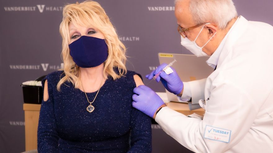 Dolly Parton se vacuna contra la COVID-19 y canta una nueva versión de Jolene: 