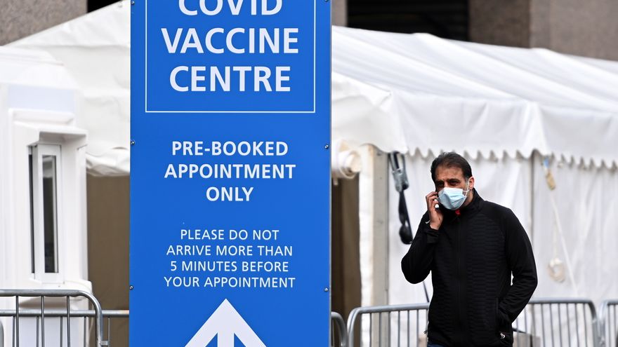 El comité asesor sobre vacunas del Reino Unido pide dar una alternativa a AstraZeneca a los menores de 30 años
