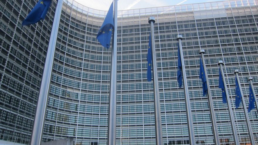 Bruselas multa con 28 millones a 3 bancos de inversión por un cartel de negociación de bonos