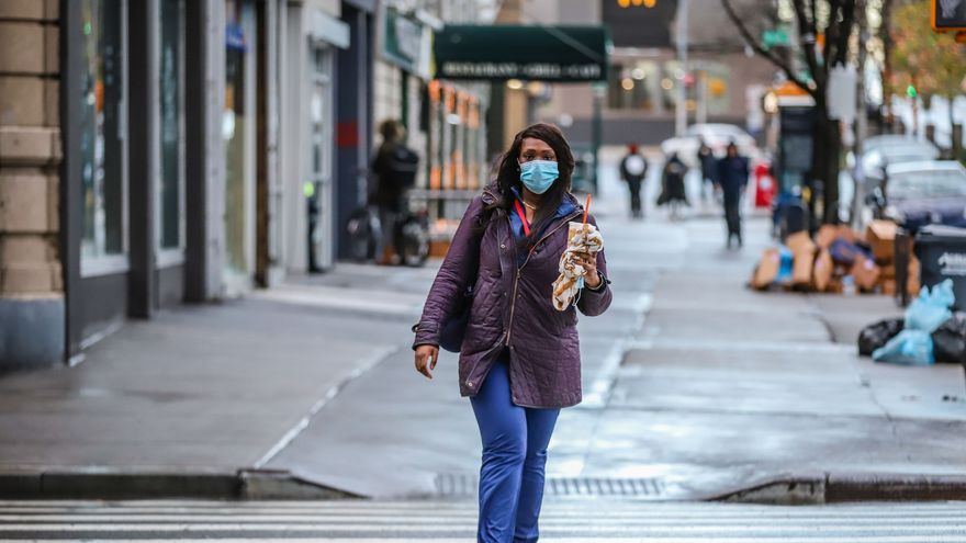 EEUU abre la puerta a permitir a las personas vacunadas ir sin mascarilla en interiores