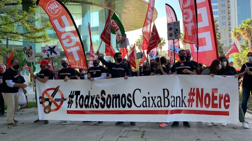 Los sindicatos llevan a la primera junta de la nueva CaixaBank sus protestas contra el ERE: 