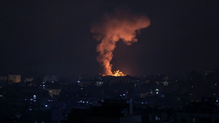 El Ejército israelí bombardea Gaza desde tierra y aire