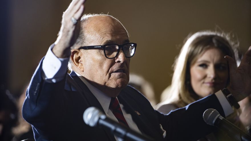 Un tribunal suspende temporalmente al ex-abogado de Trump, Rudy Giuliani,  por falsos testimonios