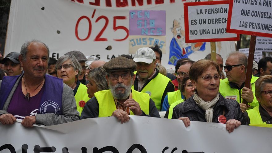 El acuerdo sobre pensiones tumba la reforma unilateral del PP y confía en retrasar las jubilaciones solo con incentivos