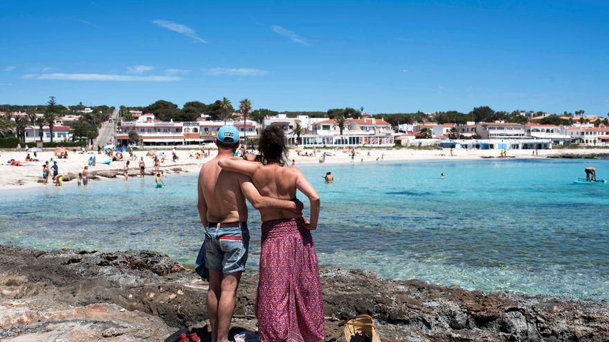 Baleares revive con los turistas británicos entre nuevas restricciones y la amenaza de los macrobrotes