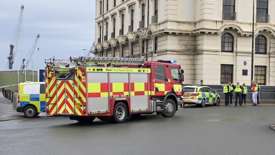 Un hombre lanza varias bombas incendiarias a un centro de inmigrantes en Reino Unido y después se suicida