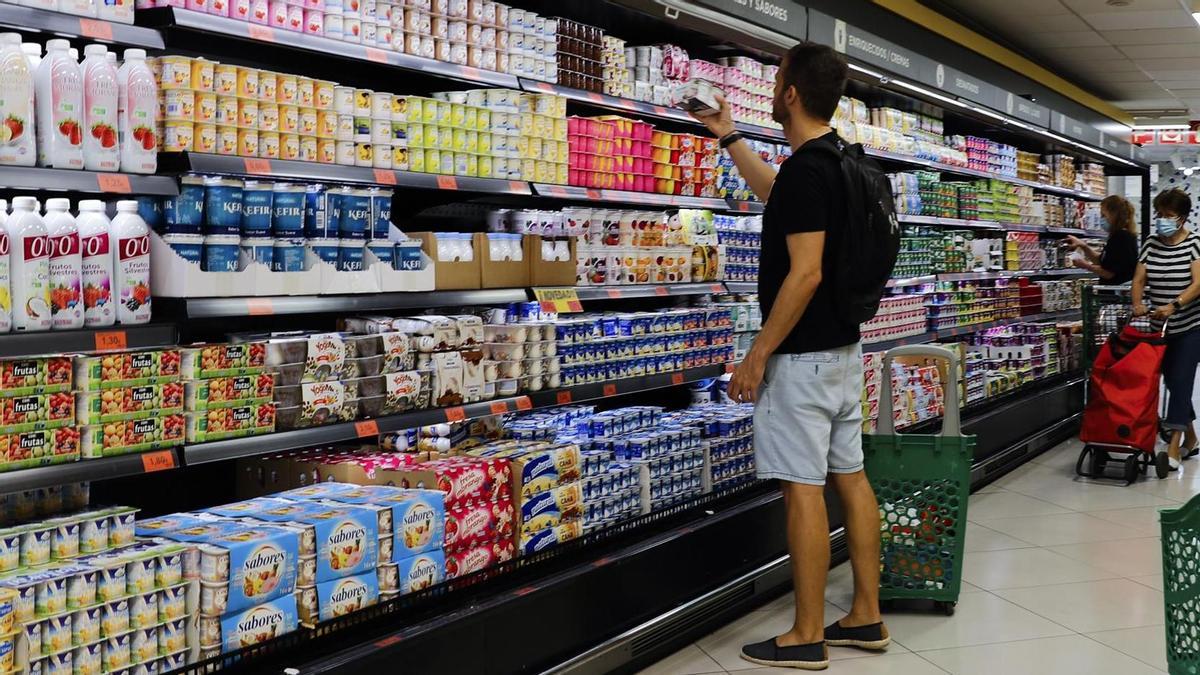 Un joven hace la compra en un supermercado de Madrid.