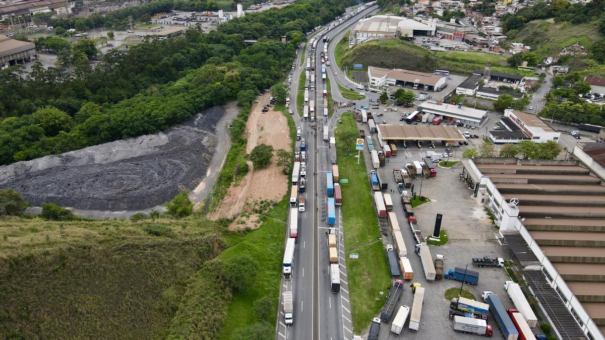 Bolsonaro guarda silencio tras la victoria de Lula mientras camioneros afines al aún presidente bloquean las carreteras