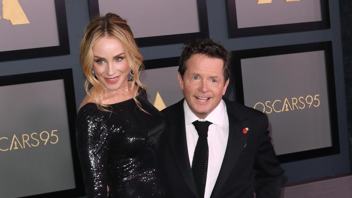 Michael J. Fox, acompañado de su familia, recibe un Oscar de honor en los Governors Awards