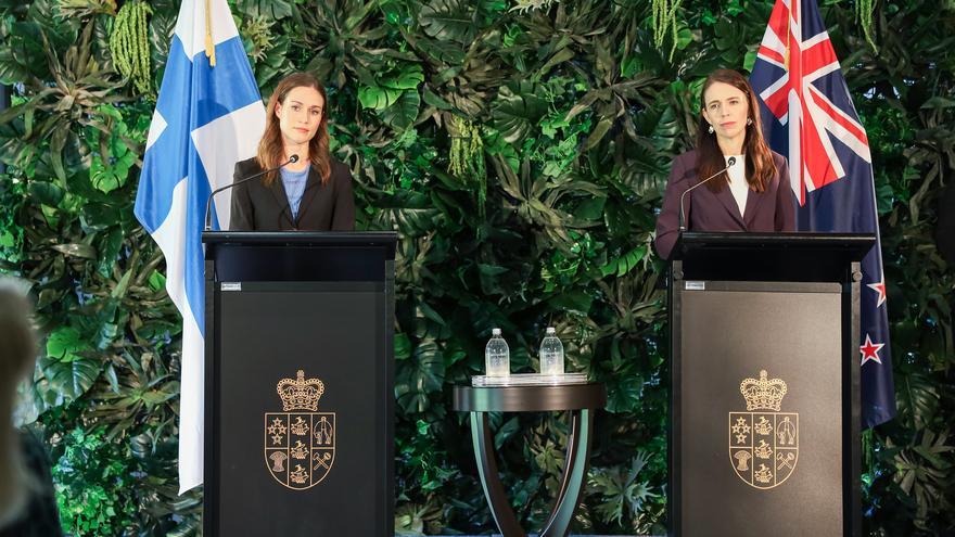 Las primeras ministras de Finlandia y Nueva Zelanda se reúnen y tienen que aclarar que no es por ser mujeres jóvenes
