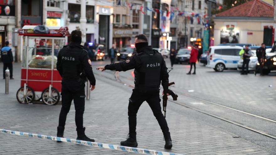 Estambul (Turquía).- Agentes de la policía turca tratan de mantener el orden tras la explosión de un artefacto en una calle del centro de Estambul. EFE/EPA/ERDEM SAHIN