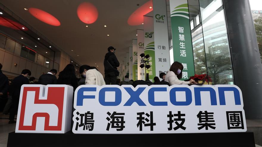 La policía reprime una protesta de trabajadores de la mayor planta de iPhone de China tras un mes aislados por un brote COVID