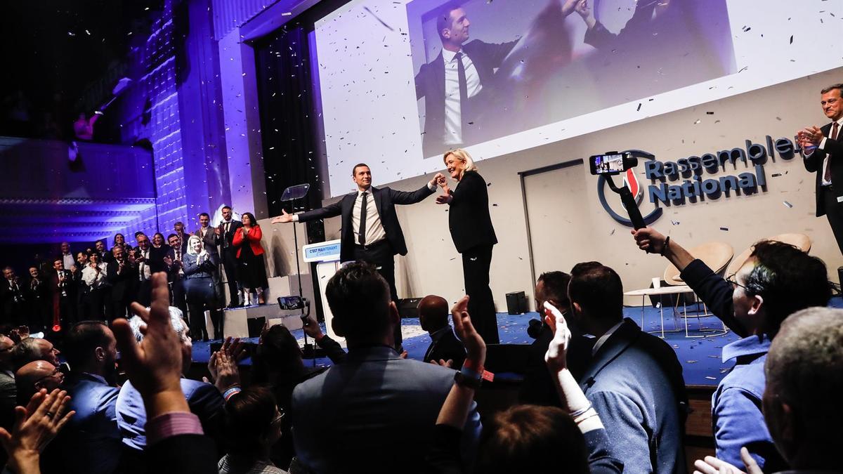 Jordan Bardella, nuevo presidente de Agrupación Nacional, junto con Marine Le Pen, durante el congreso del partido en París este noviembre.