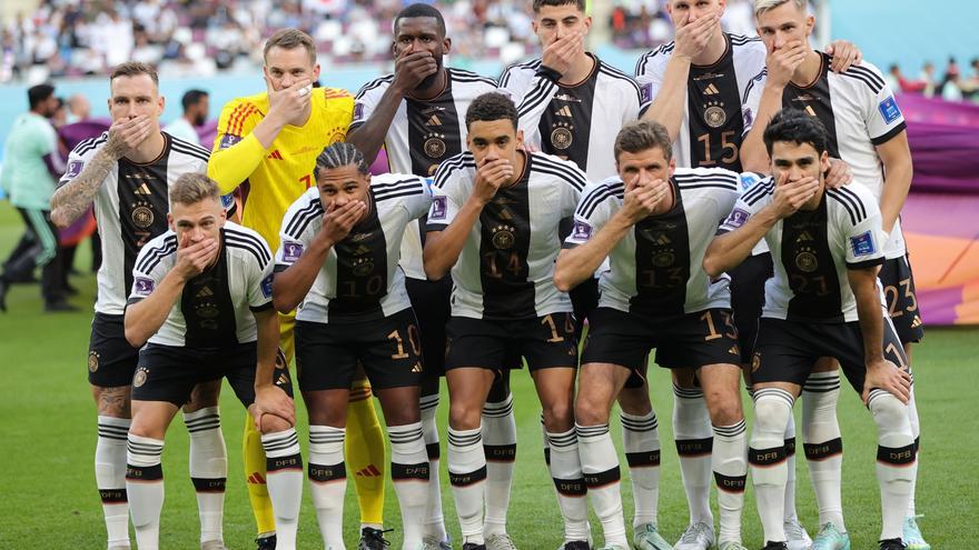 Alemania protesta contra Qatar y la FIFA: los jugadores se tapan la boca tras prohibirles el uso del brazalete LGTBI